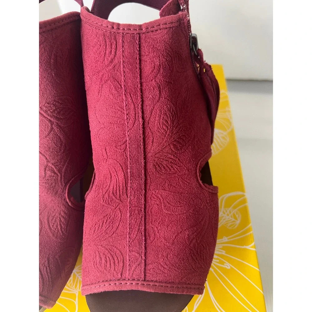 Yellow Box Sheridan Burgundy Embossed Floral Wedge Sandals Peep Toe Tassel 9 M